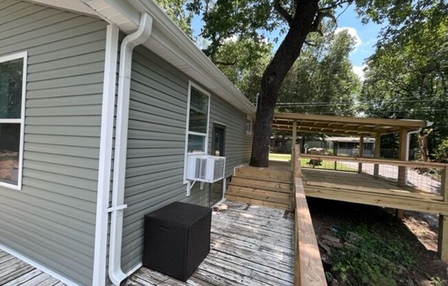 2 beds, 1 bath, $2,095