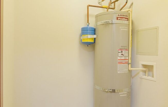 3 beds, 2 baths, $2,400, Unit 208