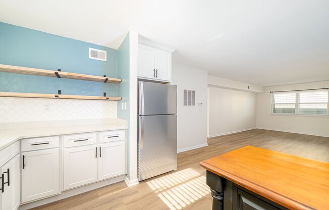 649 E Leicester
