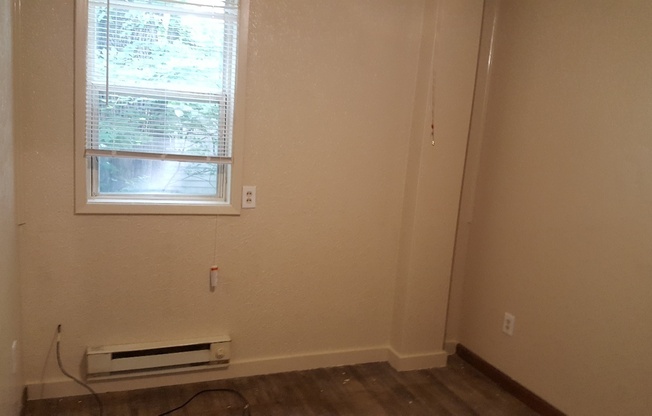 3 beds, 1 bath, $700, Unit Apt. # 4