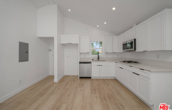 6835 YOLANDA AVE