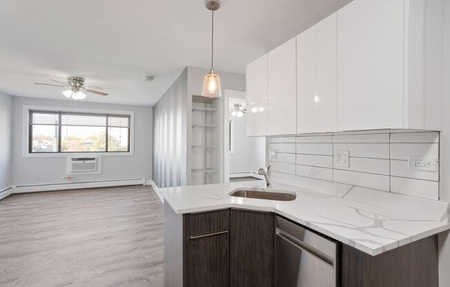 2 beds, 1 bath, $1,975, Unit 543