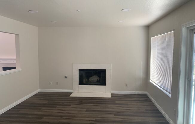 Beautiful 4 Bedrooms, 2.5 Baths Single Family Home with Attached Garage for Lease in Fontana