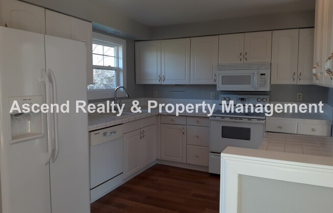 Available NOW & Price Drop! 4 Bed, Fenced Yard, Quick Access to Schools, Outlet Mall, Troutdale Station Food Carts & I84