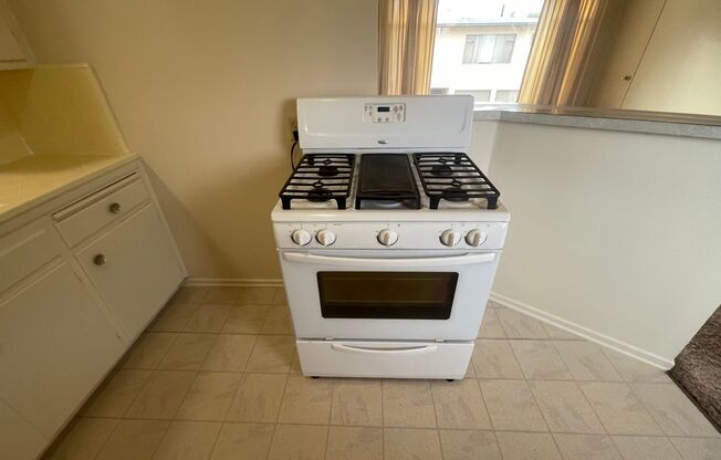 Studio, 1 bath, 450 sqft, $1,595, Unit Unit 5