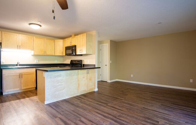 Tranquil 2nd Floor 1 Bed, Large Private Deck, Close to Mt. Hood Community College!