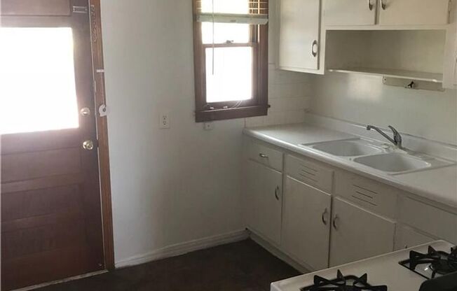 2 beds, 1 bath, $895