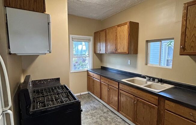 3 beds, 1 bath, $1,100