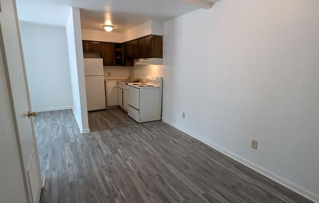 2 beds, 1 bath, $1,100, Unit Unit 6