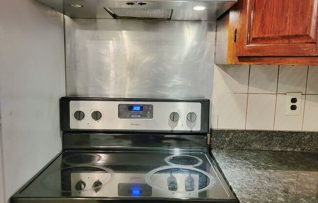 Heat, hot water and parking included! Cozy 2bed 1 bath condo in the center of Everett
