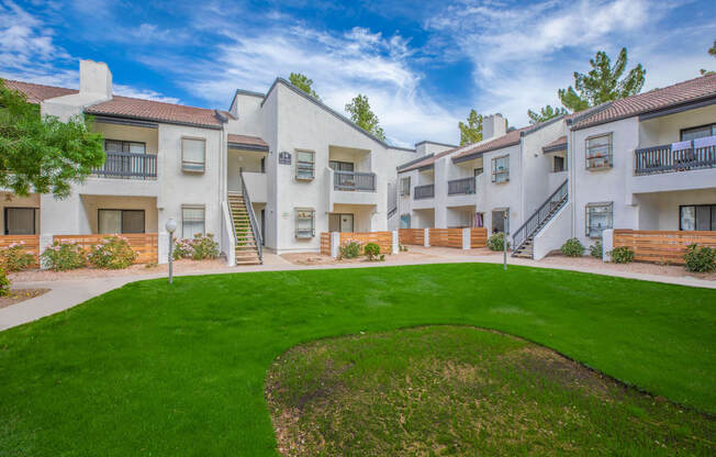 this is a photo of the courtyard at harvard square apartments in dallas, tx