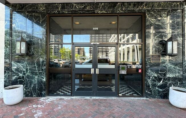 INCLUDES GARAGE PARKING AND INDOOR POOL! 1 BR/1 BA Downtown Memphis Condo in the Historic Claridge House