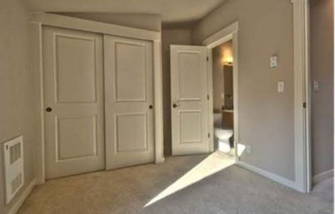 3 beds, 2.5 baths, $3,295, Unit 10700 D