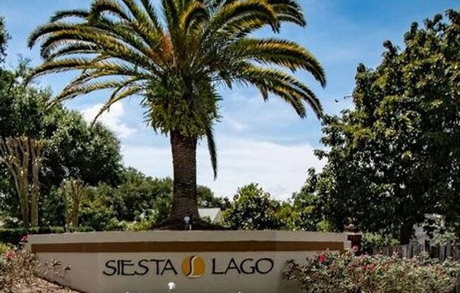 Spacious open floor plan 2/2 located in highly desirable Siesta Lago!