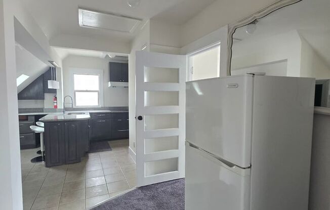 Upstairs 2bd/1ba Near Lake Merritt – $1,800