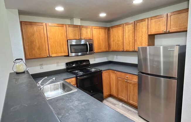 East Hill 2-bedroom top-floor unit w/s/g included