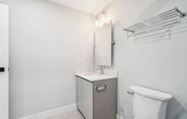 2 beds, 1 bath, $2,550, Unit 205