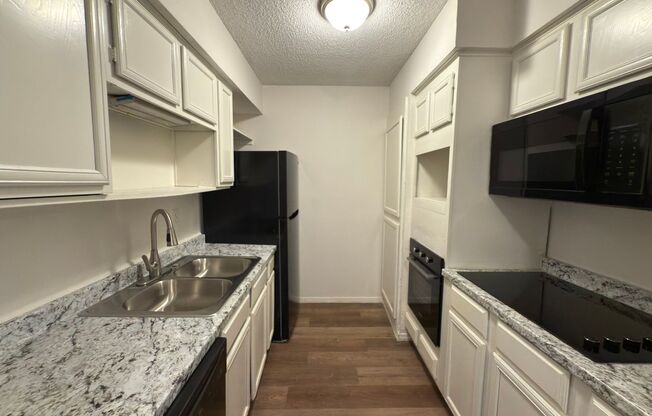 1 bed, 1 bath, $810, Unit APARTMENT 2017