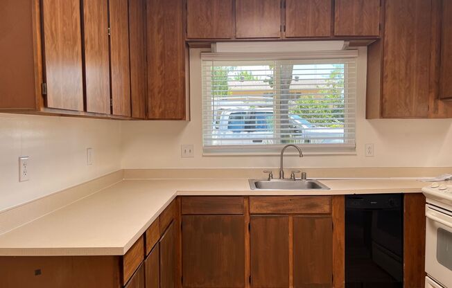 Great 1 bedroom 1 bathroom cottage on wooded lot in Citrus Heights