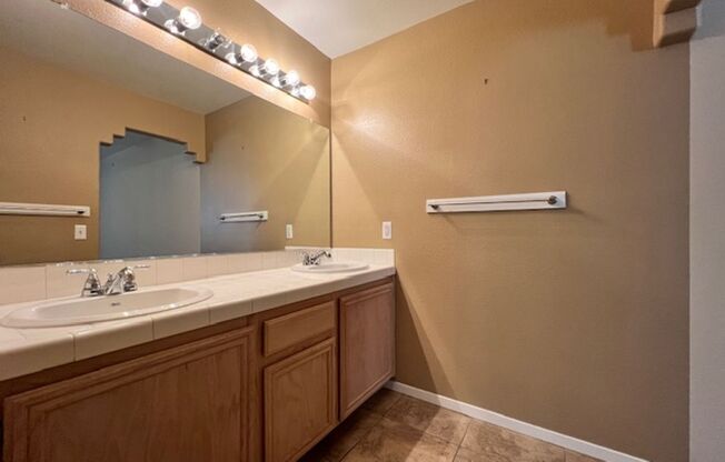 2 beds, 2 baths, $1,600, Unit # 2412