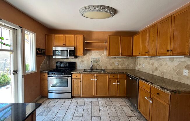 MOVE-IN READY 3+2 w/hardwood floors + stainless steel appliances!
