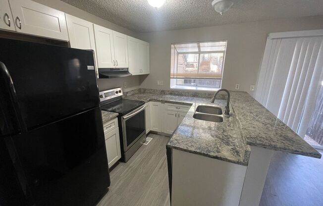 2 Bedroom 2 Bathroom Townhouse Near Quincy and Buckley!! **Special**