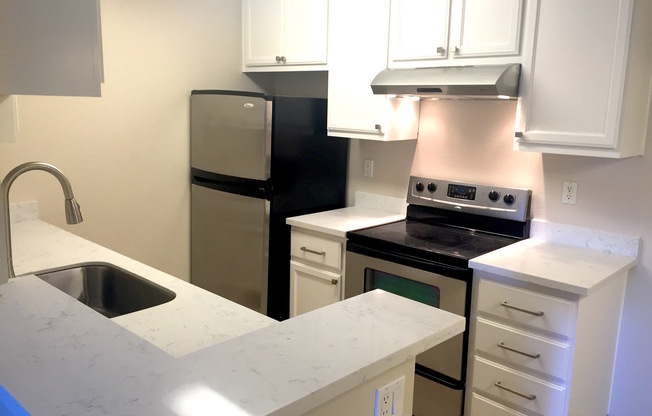 Remodeled 1 Bed 1 Bath Condo. Stainless Steel Appliances. Pool and Hot Tub