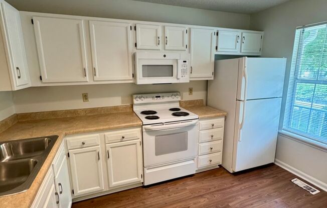 Cozy, 2BR, 2.5BA Townhouse in Raintree