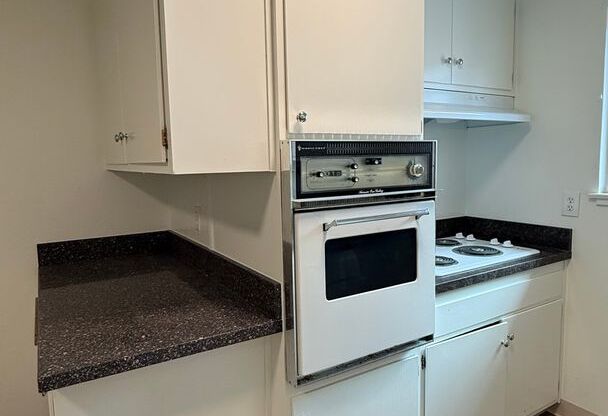 3 beds, 1 bath, $2,900, Unit 2053 Central Ave G (LO)