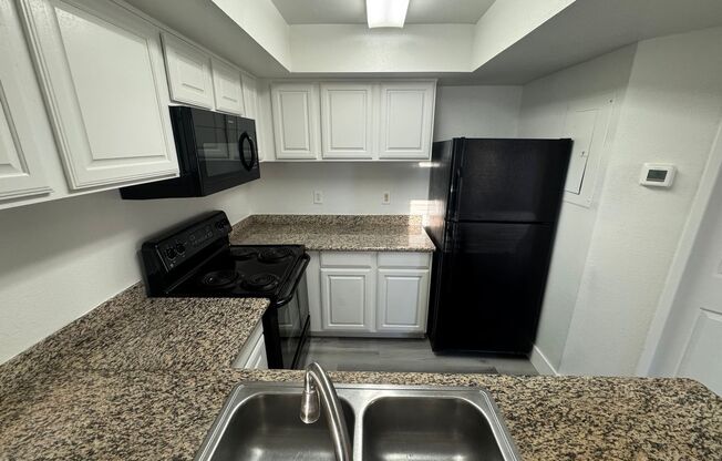Bright spacious condo near Sunrise Mountain