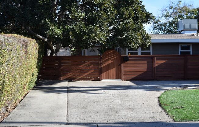 3BR 2BA San Carlos Home - Vinyl Flooring, Lots of Natural Light, Washer/Dryer, AC, Pet Friendly, 1 Car Attached Garage