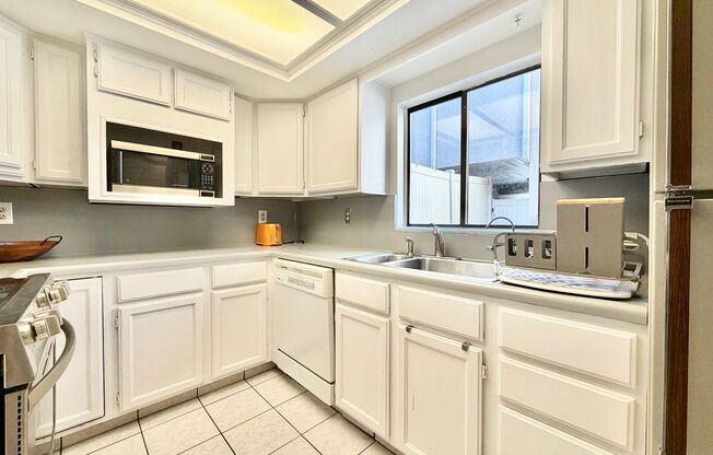 Spacious Townhome with 2 Kitchens, Huge Basement & 3 Full Bathrooms - Sandy, UT