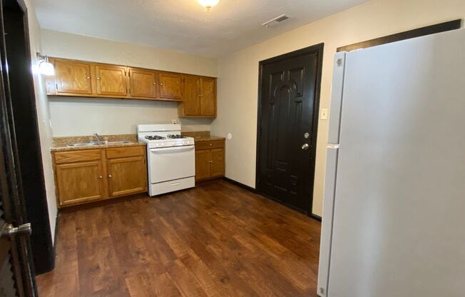 1 bed, 1 bath, 610 sqft, $900, Unit A