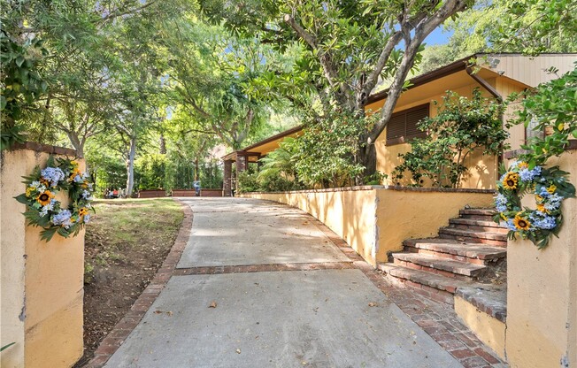 2500 Benedict Canyon Dr