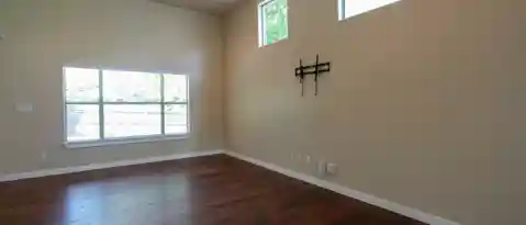 2102 Laura Ct