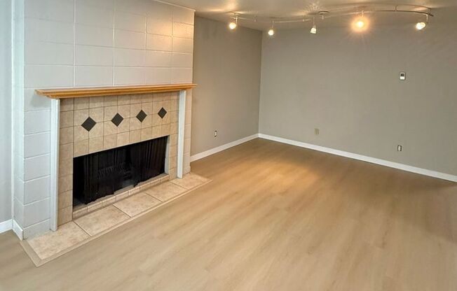 4-Bedroom North Green Lake Townhouse-Style Apartment – Prime Location