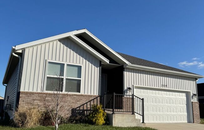 *HOLIDAY SPECIAL - HALF OFF first month rent* Beautiful 3 Bedroom, 2 Bathroom Home in Nixa, MO!