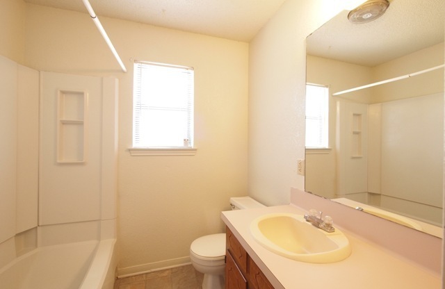 3 beds, 2 baths, $1,300