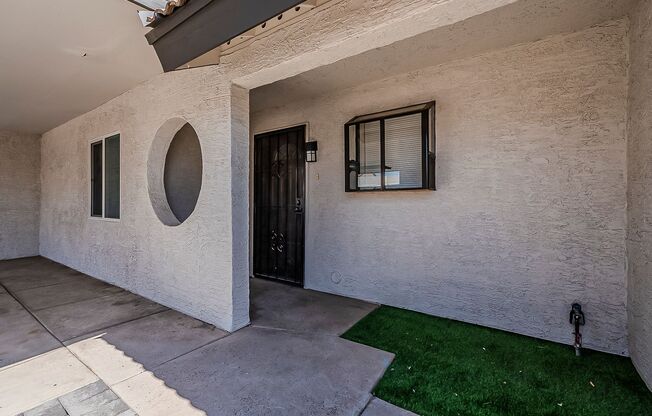 Fully Remodeled! 2 bed 2 bath Town-home in Central Phoenix!! Gated Community with Pool!