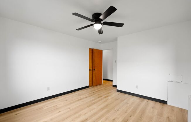 2 beds, 1 bath, 800 sqft, $475, Unit 2117 Brownsville Road - B22