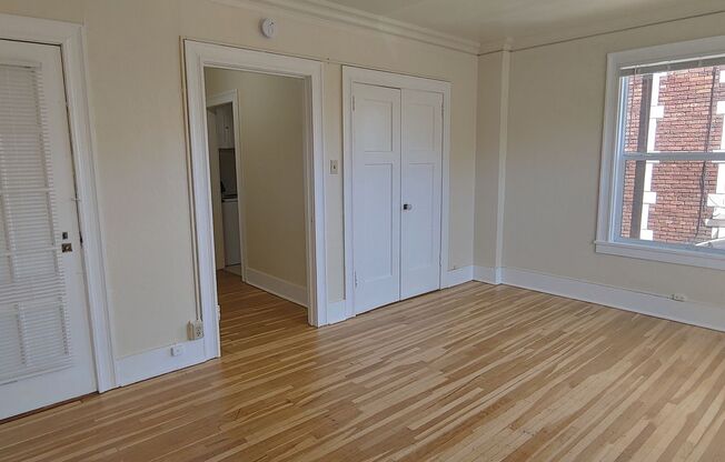 Studio, 1 bath, 430 sqft, $1,045, Unit 405