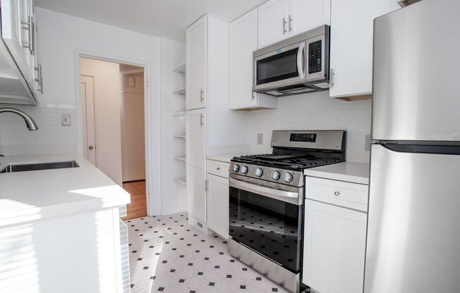 2 beds, 1 bath, $1,925