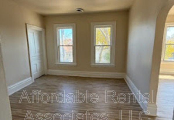 1500 W GREENFIELD AVE