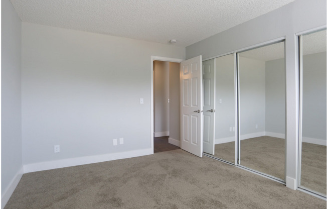 2 beds, 1 bath, 870 sqft, $1,575, Unit 77
