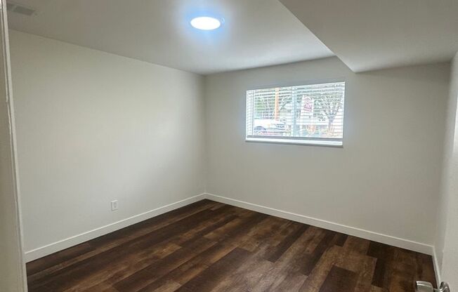 2 beds, 1 bath, 905 sqft, $1,300, Unit 5490-B