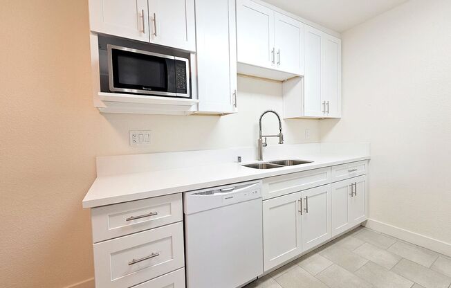 2 beds, 1 bath, 841 sqft, $2,595, Unit 26