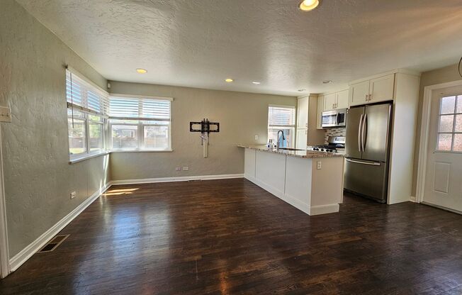 Heart of the City 1949 Charmer 2 Bed 1 Bath w/ Perks!