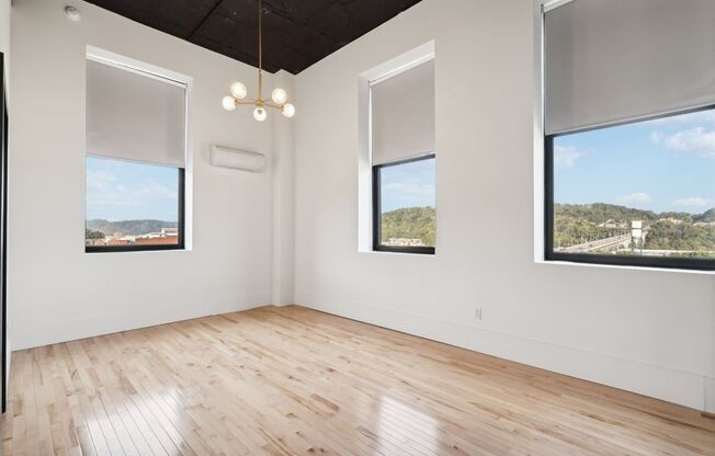 1 bed, 1 bath, 400 sqft, $1,350, Unit Schwab Industrial-305