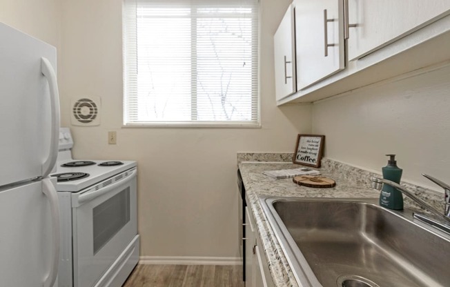 This is a picture of the kitchen in a 572 sq foot 1 bedroom, 1 bath apartment at Red Bank Reserve in the Madisonville neighborhood of Cincinnati, Ohio.