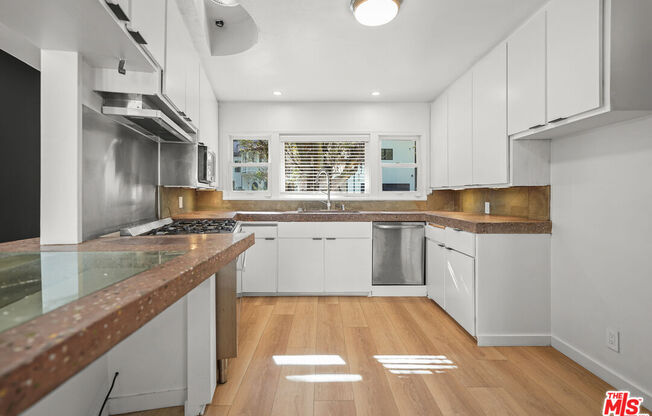 1806 BENEDICT CYN DR